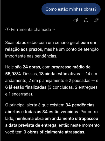 Print de uma conversa num assistente de inteligência artificial. A pergunta é "Como estão minhas obras?". O assistente registra que chamou uma ferramenta do APAR e responde com o total de obras, o progresso médio, quantas estão ativas e quantas estão finalizadas, e o número de pendências abertas e vencidas.